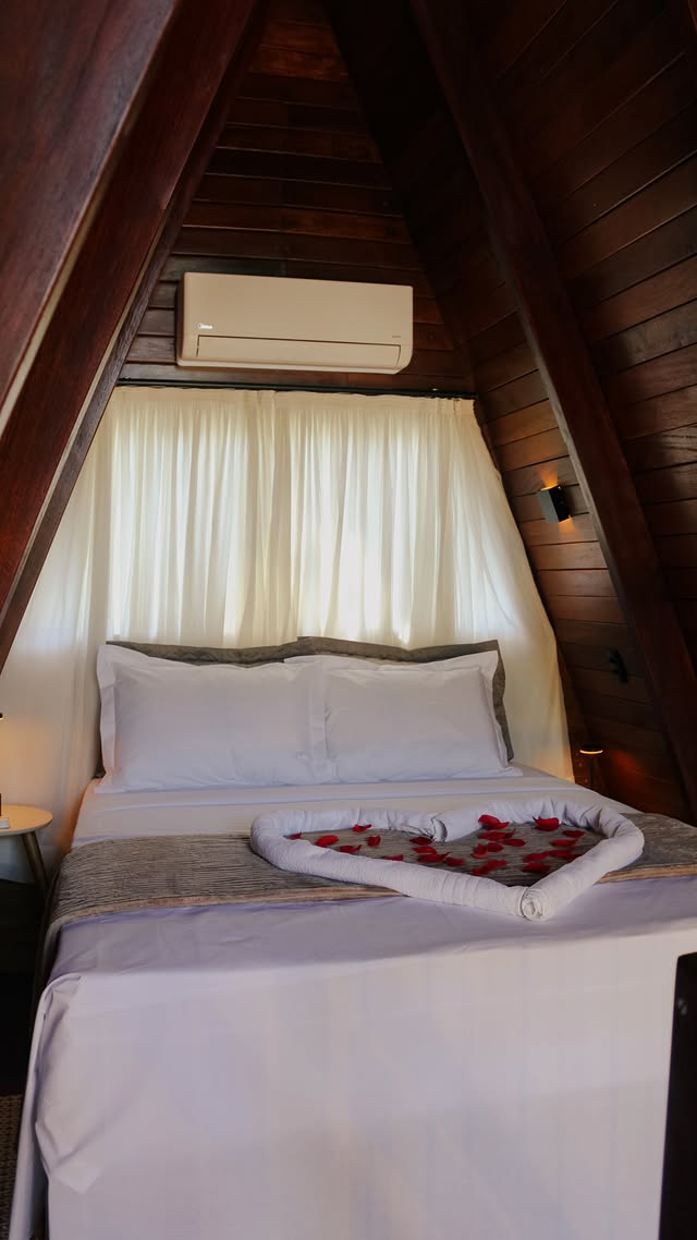 Cama queen decorada com pétalas
